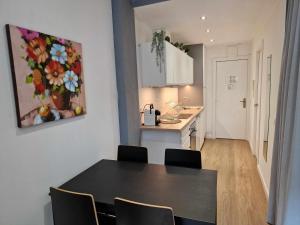 a kitchen with a table and chairs in a room at Estudio en El Tarter GRANDVALIRA in El Tarter