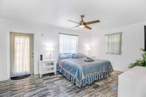 um quarto com uma cama e uma ventoinha de tecto em Bright Luxe Home Central Area em Miami