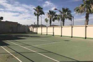 um campo de ténis com palmeiras ao fundo em Casa en San Carlos cerca de playa em San Carlos