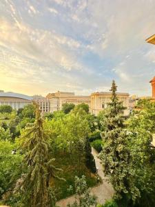 uma vista para um parque com árvores e edifícios em Serendipity I Sala Palatului em Bucareste