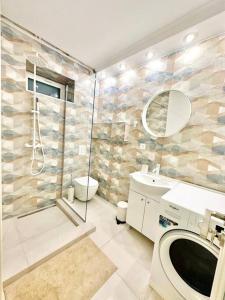 uma casa de banho com um chuveiro, um WC e um lavatório. em Serendipity I Sala Palatului em Bucareste