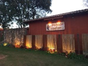 un edificio con un letrero para un restaurante en Pousada Cantares, en Tiradentes