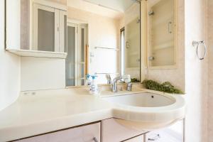 東京にあるComfy Home Aotoの洗面台と鏡のある白いバスルーム +39枚の写真