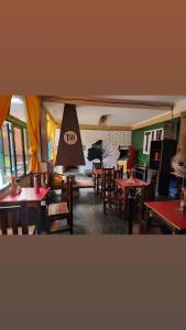 A restaurant or other place to eat at Tu Hostel Tucuman