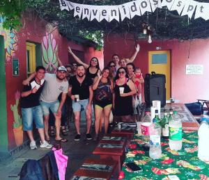 eine Gruppe von Personen, die sich vor einem Gebäude für ein Bild ausgeben in der Unterkunft Tu Hostel Tucuman in San Miguel de Tucumán