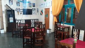 a restaurant with tables and chairs in a room at Tu Hostel Tucuman in San Miguel de Tucumán