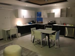 a kitchen with a table and chairs in it at Villa Paraiso do Mar in Jacó