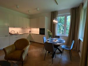 cocina y comedor con mesa y sillas en Comfort Garden View Apartment, en Cracovia