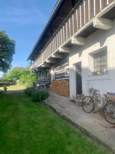 ein Gebäude mit einem Fahrrad, das draußen geparkt ist in der Unterkunft Bezva relax Bezděz in Luka