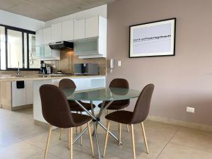 Köök või kööginurk majutusasutuses Modern Penthouse & 2BR in Miraflores by Wynwood House