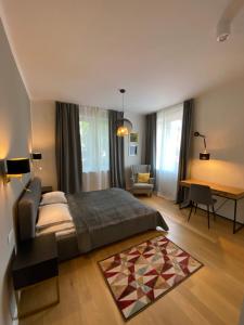 1 dormitorio con 1 cama y sala de estar en Comfort Garden View Apartment en Cracovia