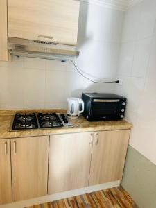a kitchen with a microwave and a toaster oven at Departamento amoblado calama in Calama