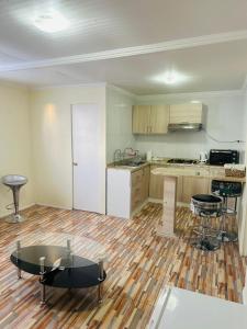 Departamento amoblado calama في كالاما: غرفة معيشة مع مطبخ وطاولة