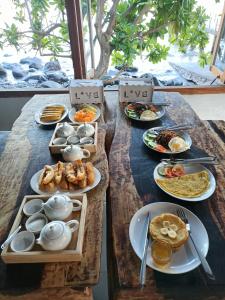 毛梅雷Cassabonelly的桌子上摆满了食物