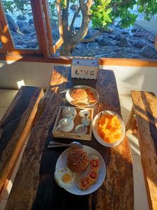 uma mesa com pratos de comida em cima em Cassabonelly em Maumere