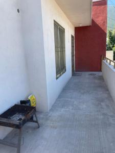una panchina seduta sul lato di un edificio di Mauricio apartment a Monterrey