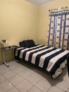 Un pat sau paturi într-o cameră la Mauricio apartment