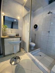 een badkamer met een wastafel, een toilet en een douche bij Apartment studio fotografico in Huancayo