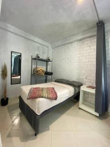 een slaapkamer met een bed met een kussen erop bij Apartment studio fotografico in Huancayo