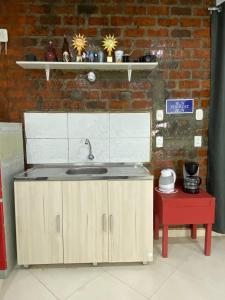 een keuken met een wastafel en een rode tafel bij Apartment studio fotografico in Huancayo