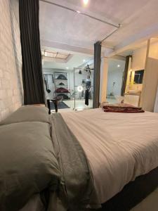 een slaapkamer met een groot bed en een grote spiegel bij Apartment studio fotografico in Huancayo