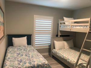 1 dormitorio con 2 literas y ventana en Auberge d'Amelia, en Fernandina Beach