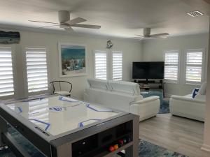 a living room with couches and a table at Auberge d'Amelia in Fernandina Beach