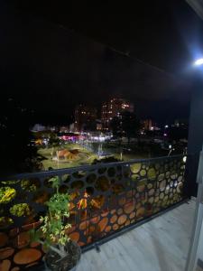 - un balcon offrant une vue sur la ville la nuit dans l'établissement MINISUITES Parque Infantil PASTO, à Pasto