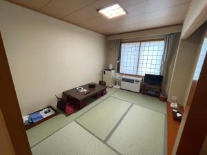利尻富士町にある北国グランドホテルのテーブルとテレビ付きの空きリビングルーム