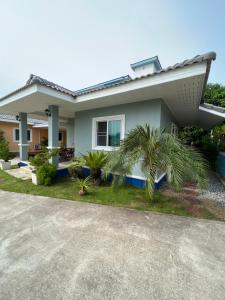 een huis met een oprit ervoor bij New Home บ้านเดี่ยว สร้างใหม่ ใกล้ทะเล ใจกลางเมืองระยอง in Rayong