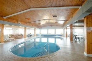 a large swimming pool in a large room at Clifton Villa in Newquay