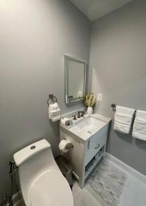 uma casa de banho branca com um WC e um lavatório em Villa Sosa em Fort Myers
