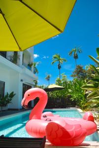 uma piscina com uma cobra insuflável cor-de-rosa numa piscina em Hoi An Lotus Aroma Villa By HOS em Hoi An