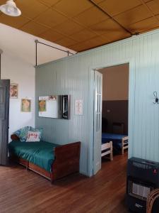 Cette chambre comprend un lit et une porte menant à une chambre. dans l'établissement La Casa del Molino, à Ramallo