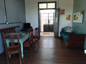 - un salon avec une table, des chaises et un canapé dans l'établissement La Casa del Molino, à Ramallo