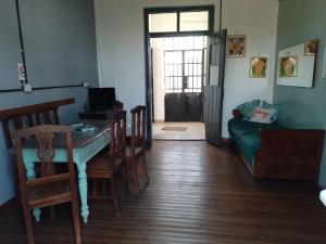 a living room with a table and chairs and a couch at La Casa del Molino in Ramallo +7 photos
