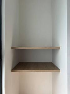 un estante vacío en una pared blanca en Loft Iconic de lujo en Sabaneta, en Sabaneta