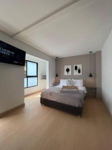 1 dormitorio con 1 cama y TV de pantalla plana en Loft Iconic de lujo en Sabaneta, en Sabaneta