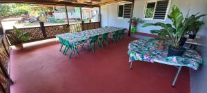 une rangée de tables et de chaises sur un balcon dans l'établissement PENSION TOKA EVA, à Nuku Hiva