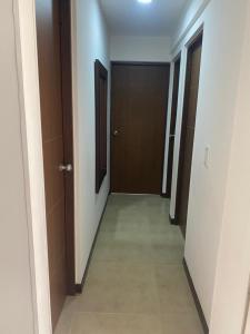 Un pasillo vacío con dos puertas y un pasillo en Apartamento en Pereira excelente ubicación, en Pereira