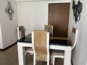 mesa de comedor con sillas y mesa blanca con encimera de cristal en Apartamento en Pereira excelente ubicación, en Pereira