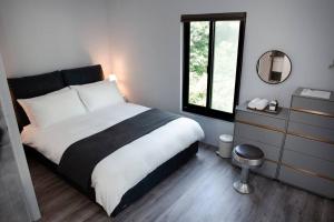 Un dormitorio con una cama grande y una ventana en Lermite Life, en Ruifang