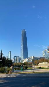 een uitzicht op een stad met een hoog gebouw bij Jardines in Santiago