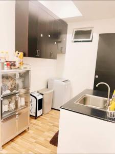 una cucina con lavandino e piano di lavoro di Masha Bear Residence a Rodriguez