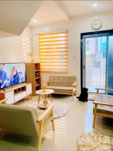 salon z kanapą i telewizorem w obiekcie Masha Bear Residence w mieście Rodriguez
