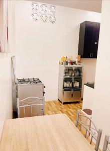 una cucina con piano cottura e tavolo di Masha Bear Residence a Rodriguez
