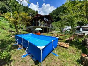 Muraoka的住宿－kakayama hutte，房子前面的蓝色乒乓球桌