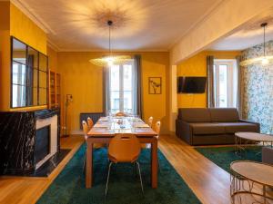 uma sala de estar com uma mesa e um sofá em Gîte Nancy, 4 pièces, 6 personnes - FR-1-584-294 em Nancy