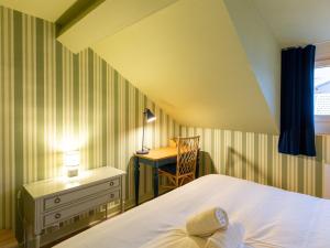 Säng eller sängar i ett rum på Gîte Nancy, 4 pièces, 6 personnes - FR-1-584-294