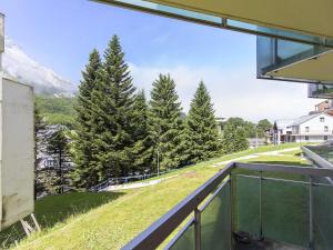 a balcony with a view of a mountain at Studio lumineux pour 3 personnes près des pistes, cheminée électrique - FR-1-400-118 in Eaux-Bonnes